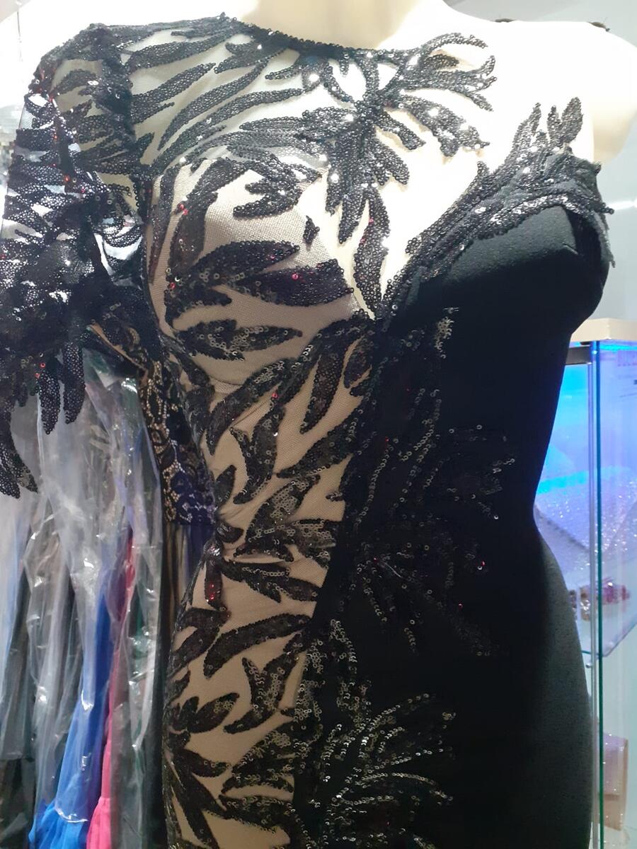 0944B Abito lungo moitié con spacco in crepe elastica con parte a contrasto in tulle foderato ricamato con paillettes