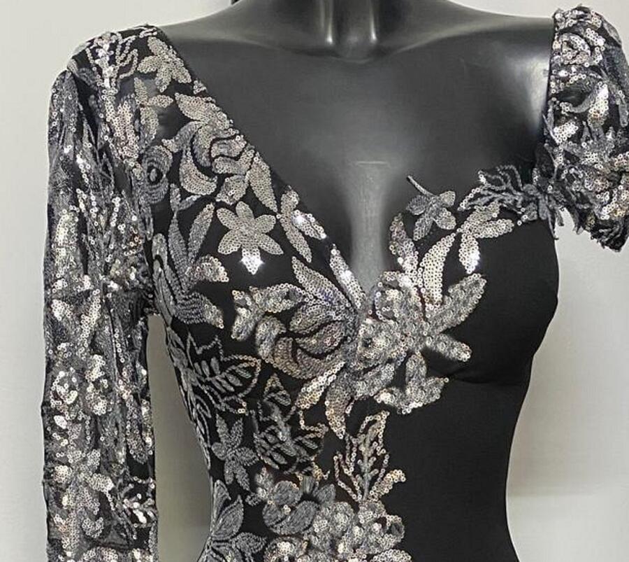 0960 Abito lungo a sirena in tessuto crèpe con paillettes argento e trasparenze in tulle