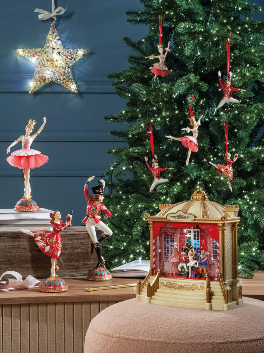 L'Oca Nera - Natale 2025 "Ballo di Natale" decorazione d'appoggio Ballerina con fiocco