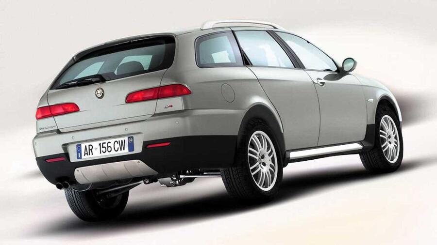 Alfa Romeo 156 CROSSWAGON Q4 SUV, taglio del paraurti visibile solo su 1° serie, verificare valore D dal 01/97 SFILABILE