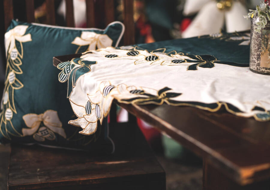 Clodette - Natale 2025 - Runner verde in velluto Jolie con ricamo 140x49