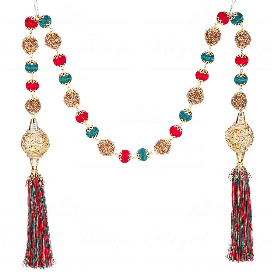 Goodwill - Natale 2025 - Ghirlanda Decorativa con Sfere in Filato, Perline e Nappine – 105 cm – Oro, Rosso e Verde