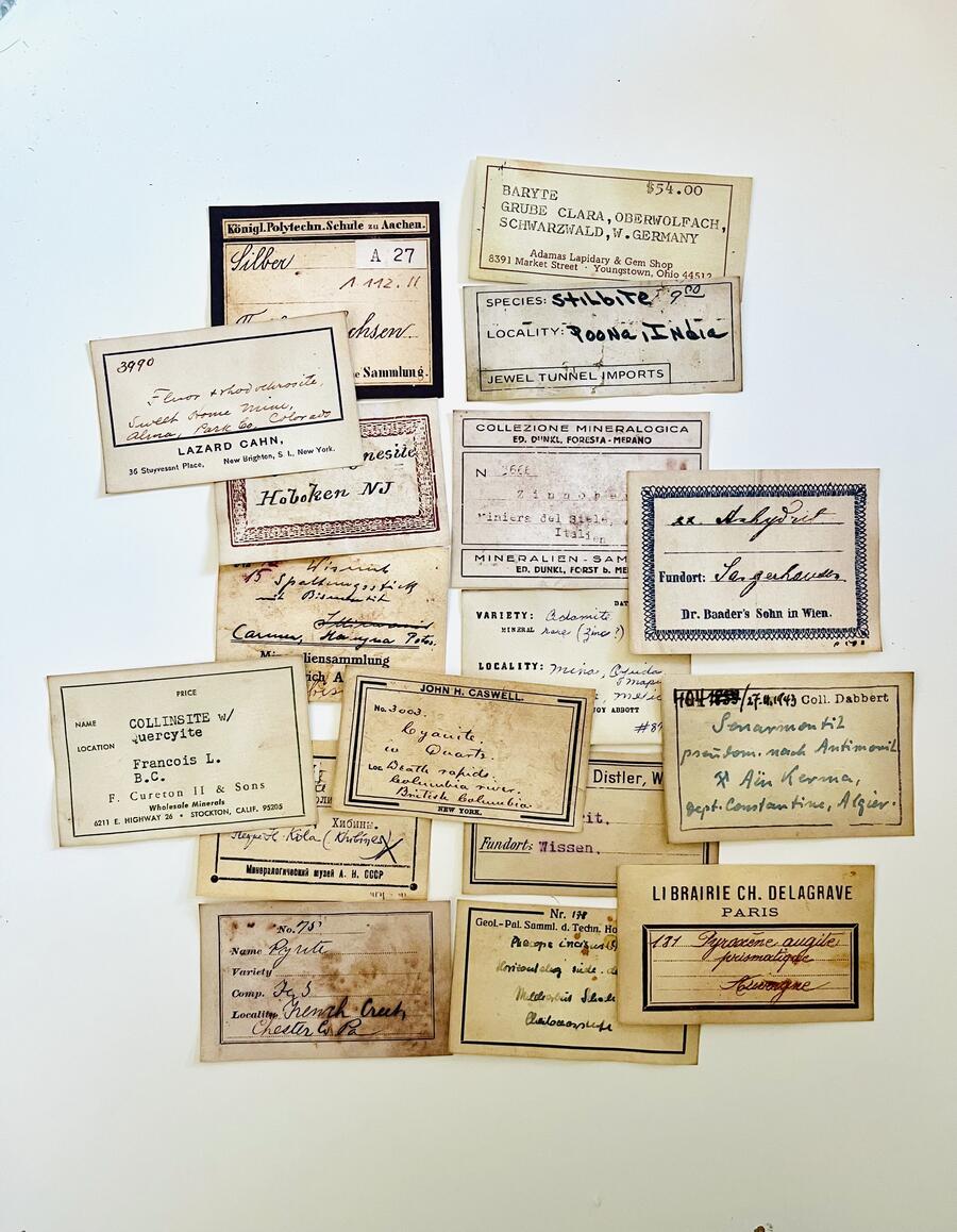Set 17 etichette vintage – Minerali su carta tinta al caffè