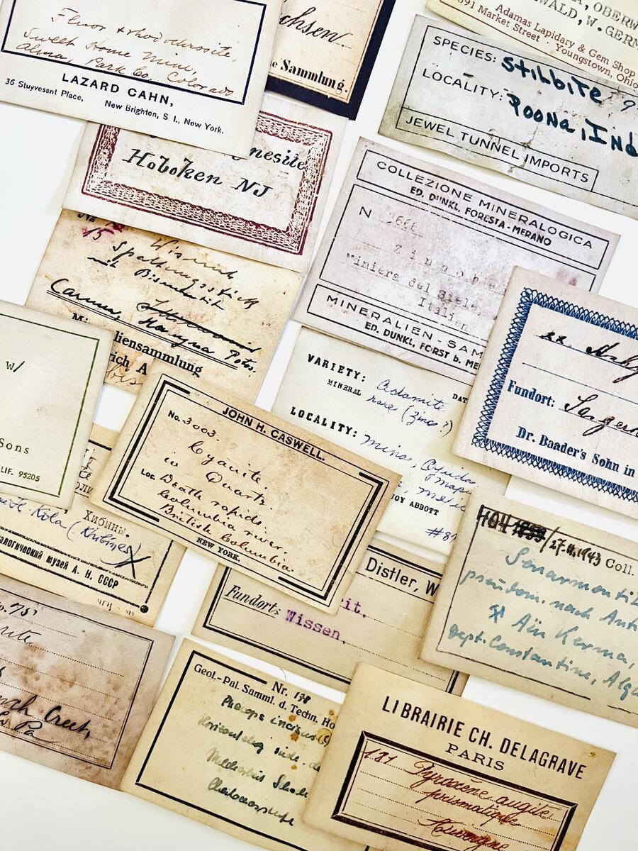Set 17 etichette vintage – Minerali su carta tinta al caffè