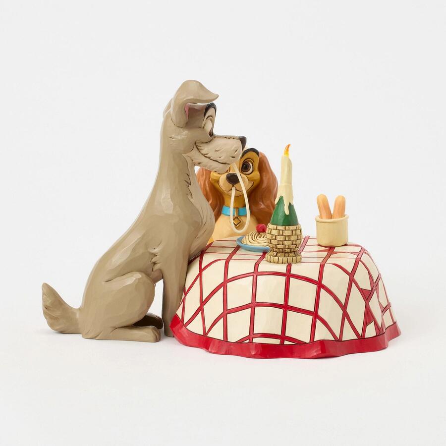 Enesco - Natale 2025 - Lilli e il Vagabondo – Scena degli Spaghetti “Cena per Due” Statuetta Jim Shore Disney Traditions