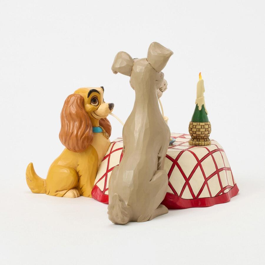 Enesco - Natale 2025 - Lilli e il Vagabondo – Scena degli Spaghetti “Cena per Due” Statuetta Jim Shore Disney Traditions