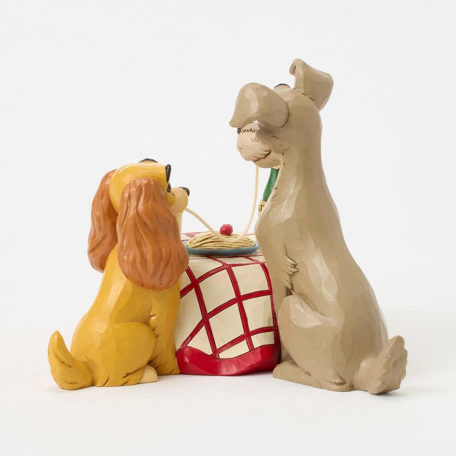 Enesco - Natale 2025 - Lilli e il Vagabondo – Scena degli Spaghetti “Cena per Due” Statuetta Jim Shore Disney Traditions
