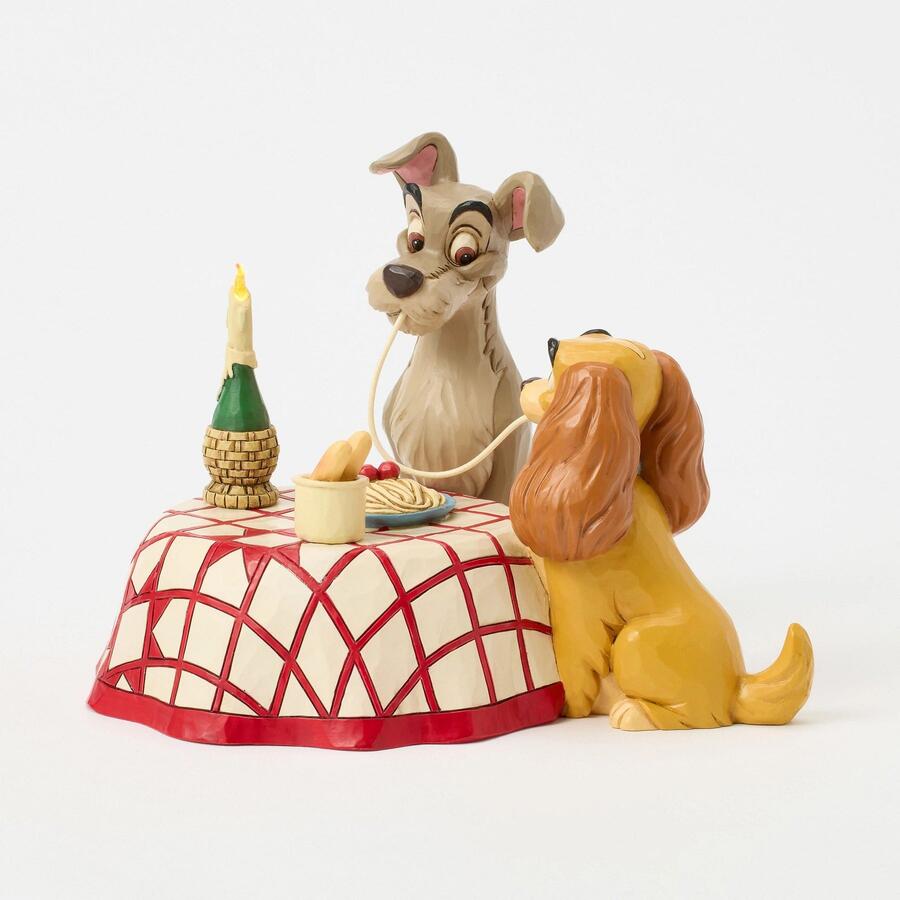 Enesco - Natale 2025 - Lilli e il Vagabondo – Scena degli Spaghetti “Cena per Due” Statuetta Jim Shore Disney Traditions