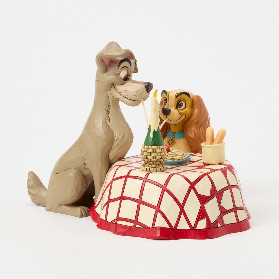 Enesco - Natale 2025 - Lilli e il Vagabondo – Scena degli Spaghetti “Cena per Due” Statuetta Jim Shore Disney Traditions