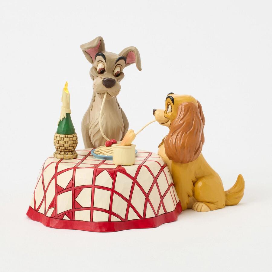 Enesco - Natale 2025 - Lilli e il Vagabondo – Scena degli Spaghetti “Cena per Due” Statuetta Jim Shore Disney Traditions