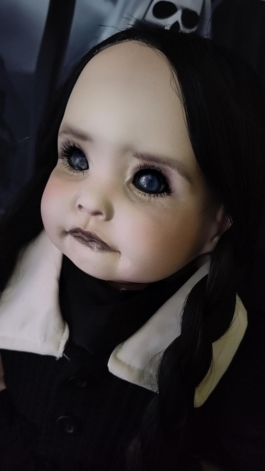 Mercoledi Addams  pezzo unico in porcellana e stoffa