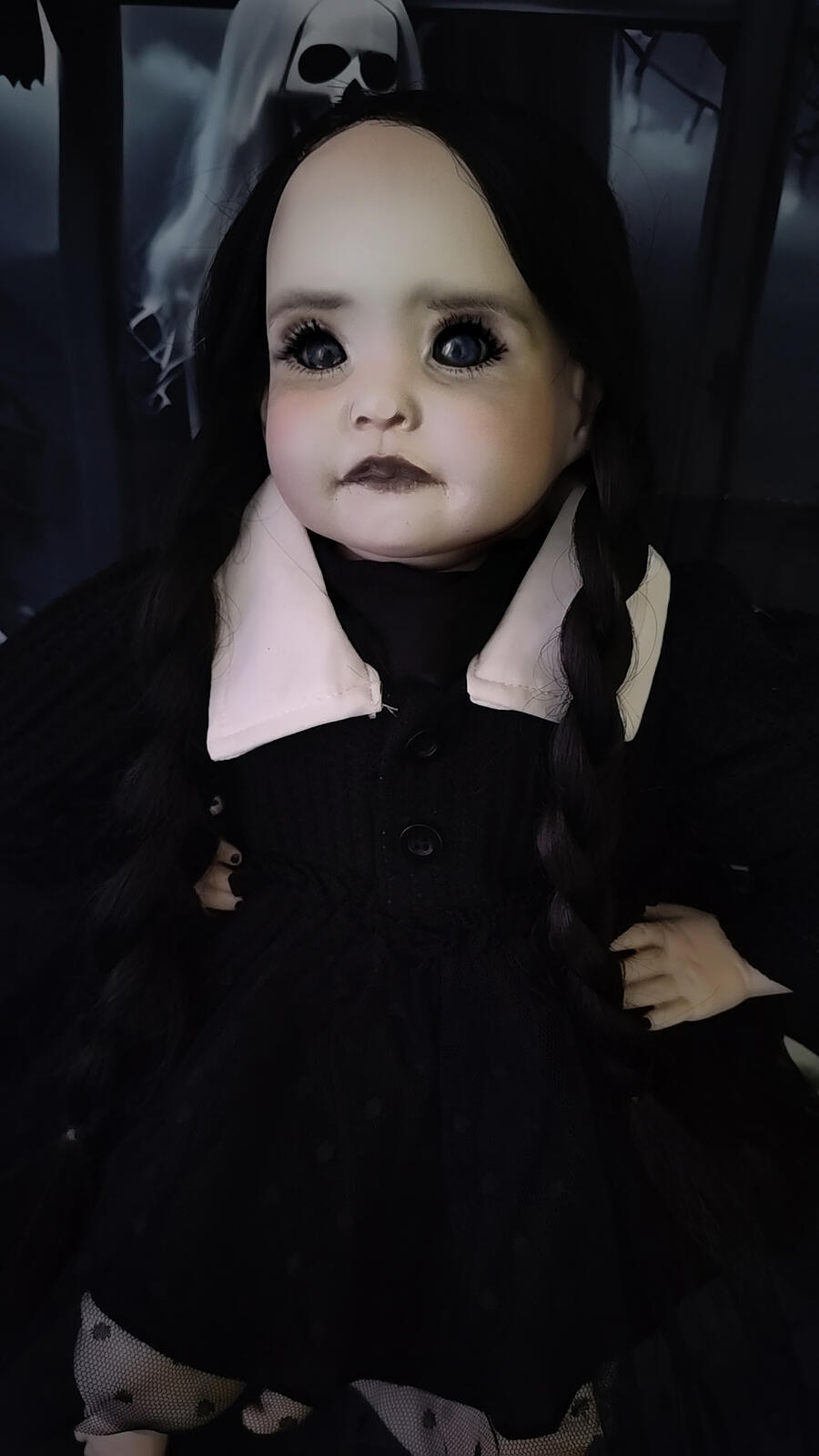 Mercoledi Addams  pezzo unico in porcellana e stoffa