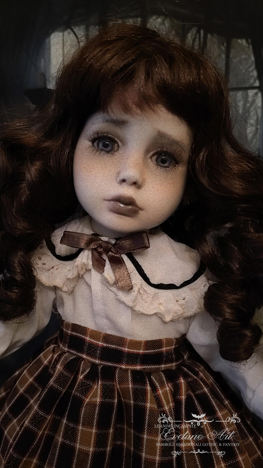 Emily Whitmore Bambola in porcellana Creepy