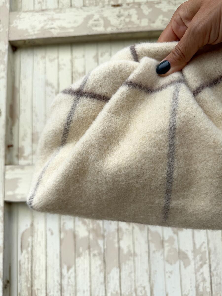 Soft bag bianco burro a quadri neri
