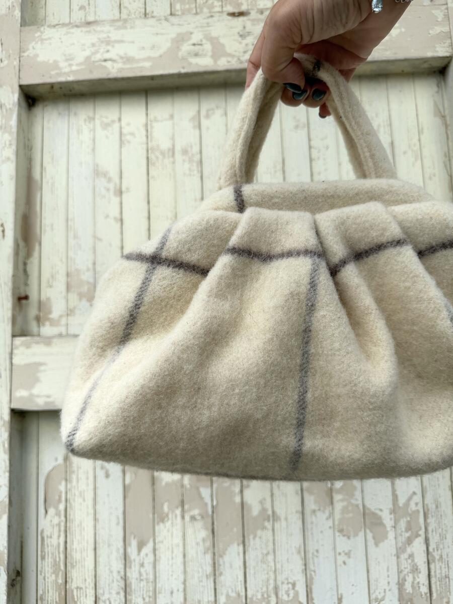 Soft bag bianco burro a quadri neri