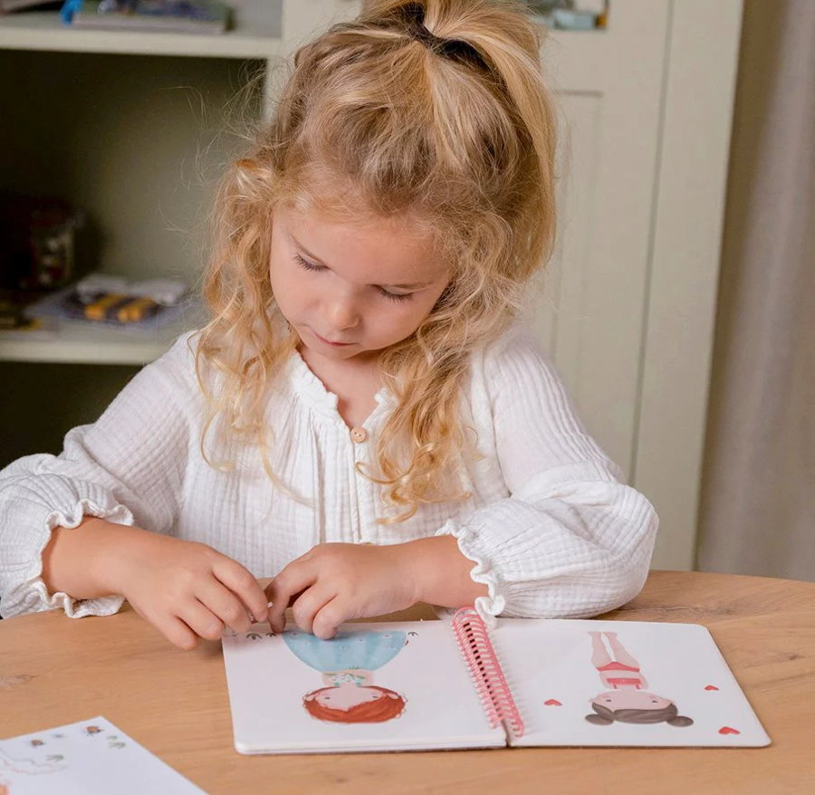 Libro Dress me up con stickers - Rosa & Friends