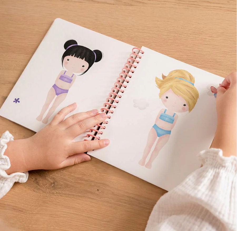 Libro Dress me up con stickers - Rosa & Friends