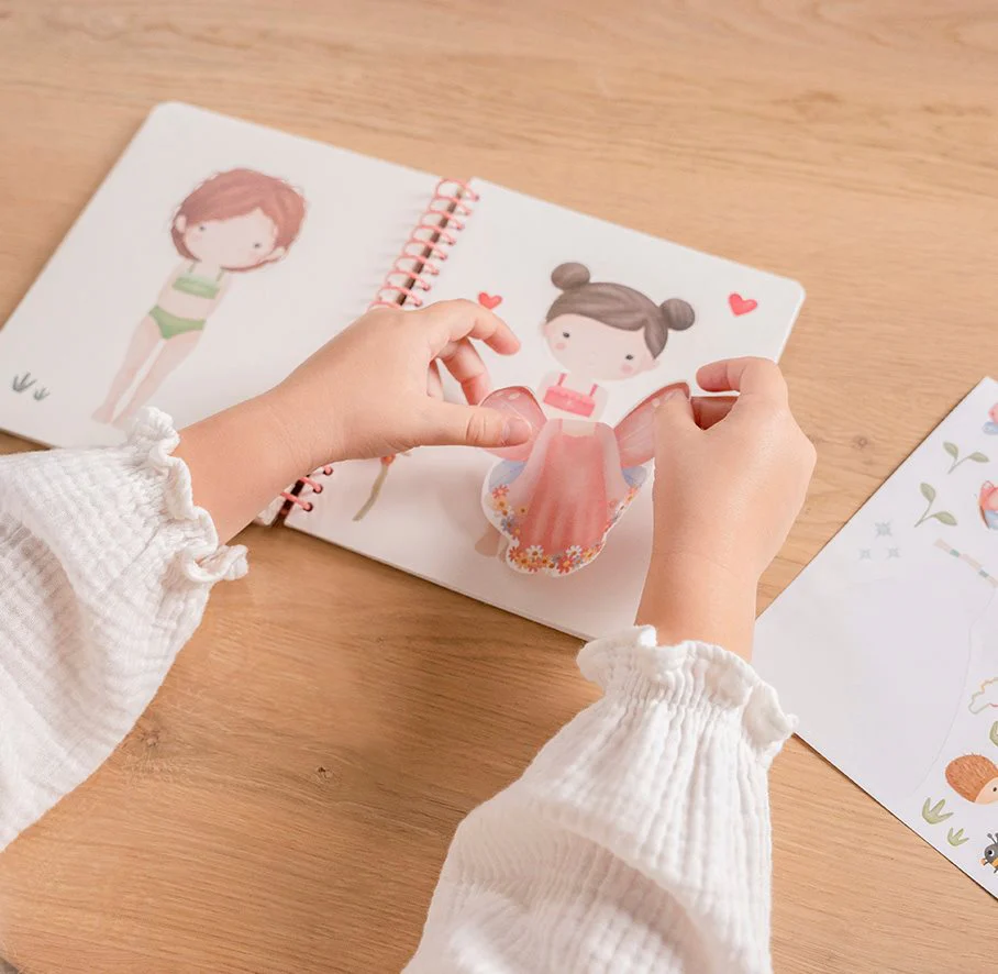 Libro Dress me up con stickers - Rosa & Friends