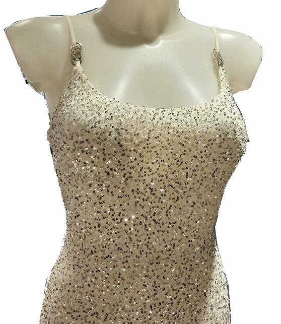 0962 Abito lungo in micropaillettes platino-beige con spalline fini