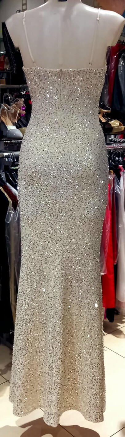 0962 Abito lungo in micropaillettes platino-beige con spalline fini