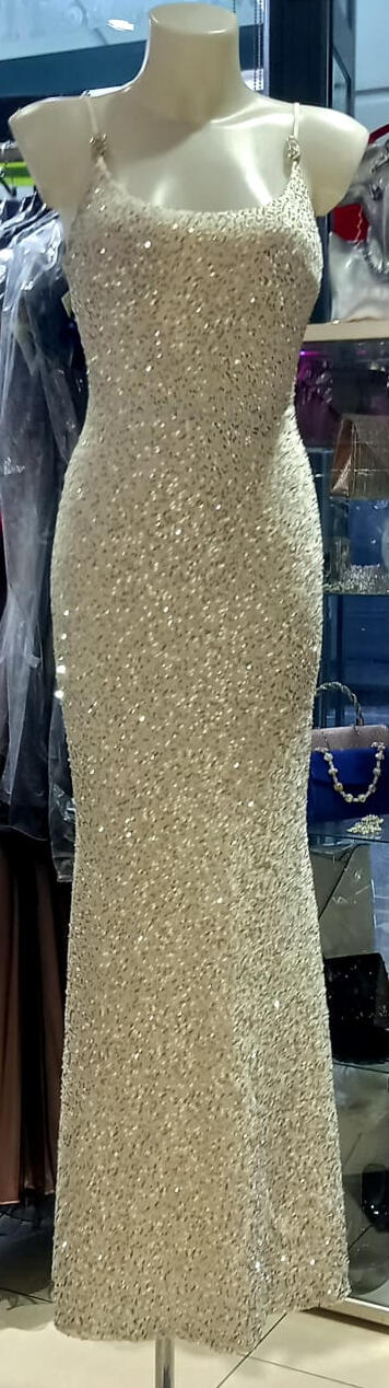 0962 Abito lungo in micropaillettes platino-beige con spalline fini