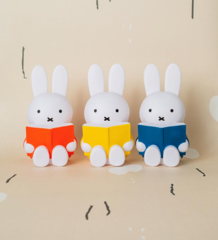 AP - Atelier Pierre: Salvadanaio coniglietto - Miffy legge un libro