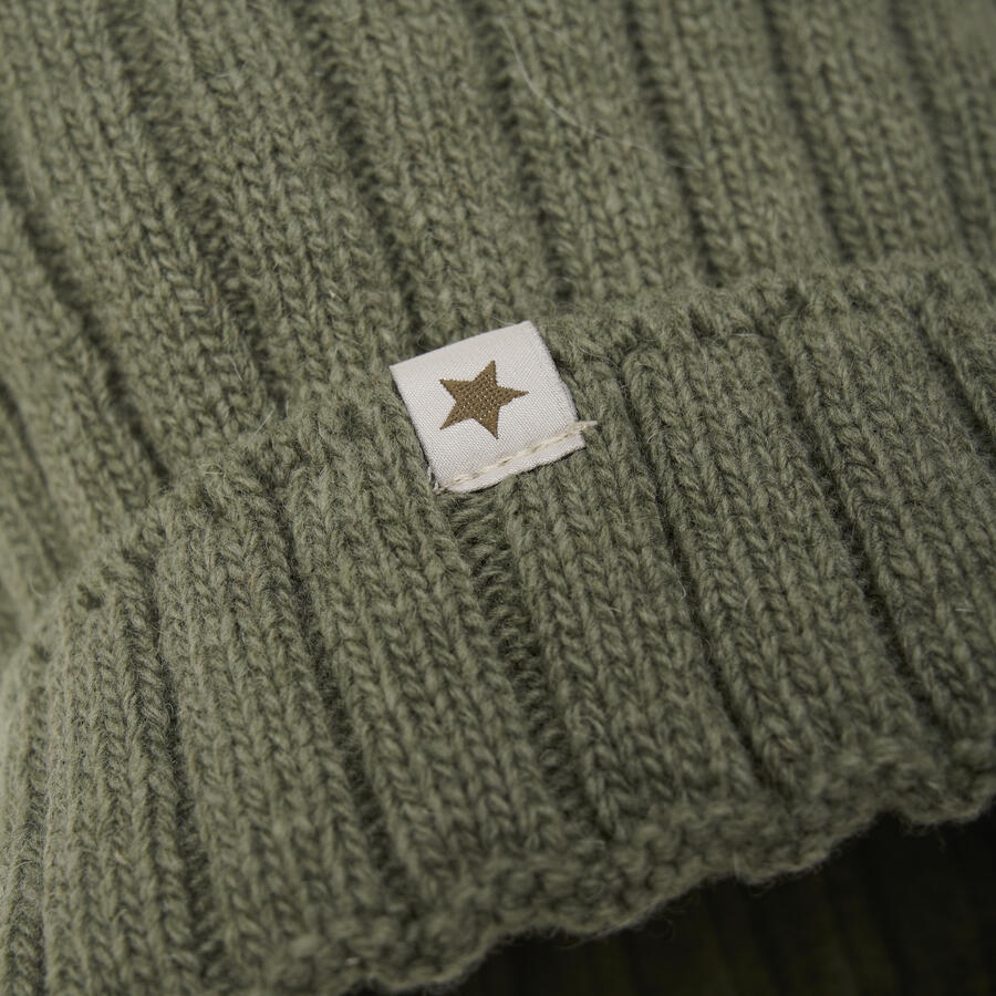 Berretto in maglia con pompom in alpaca – HUTTEliHUT Beetle