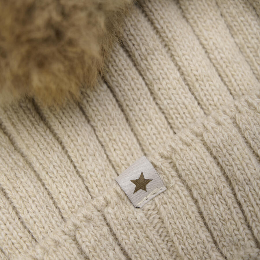 Berretto in maglia con pompom in alpaca – HUTTEliHUT Sand Melange