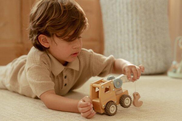 Camion con gru con personaggio