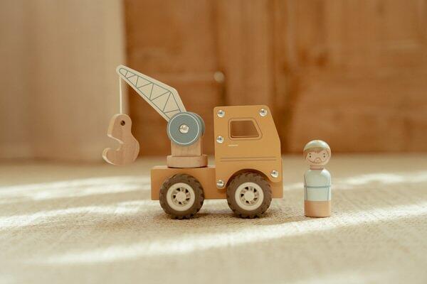 Camion con gru con personaggio