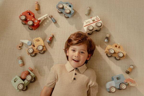 Camion con gru con personaggio