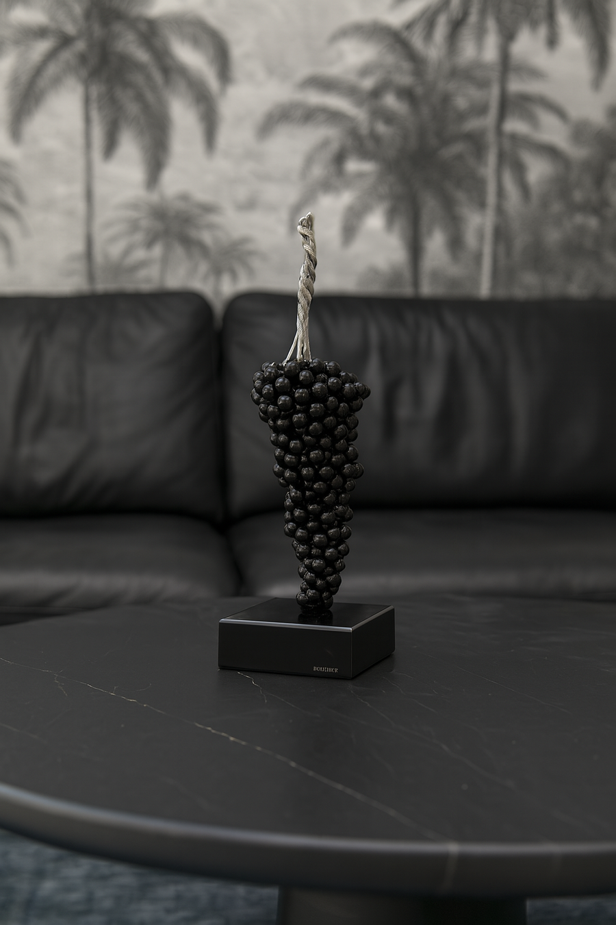 Sequenze - Scultura Uva Nera in Resina e Polvere di Marmo – H.28 cm – Made in Italy