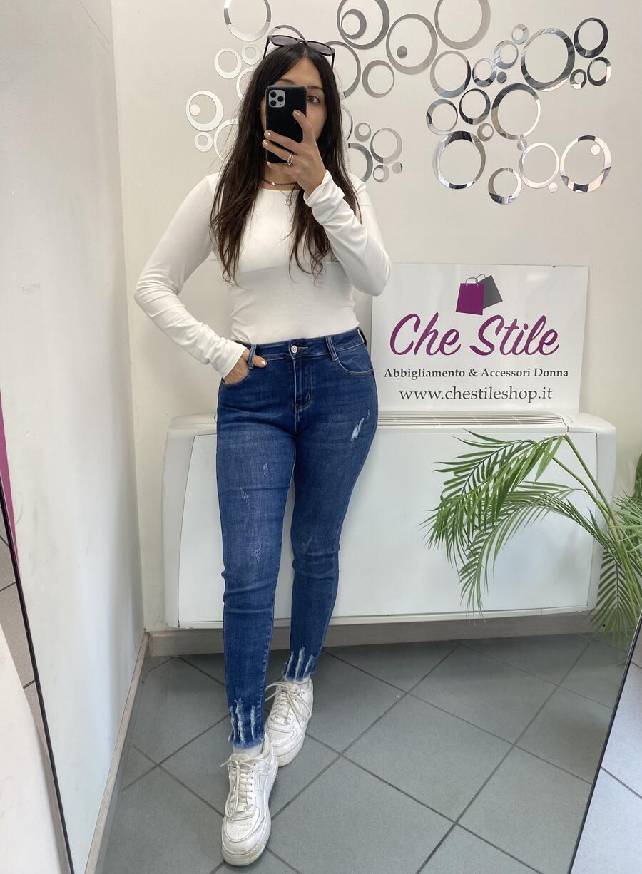 NOVITÀ Jeans skinny taglio vivo e strappetti