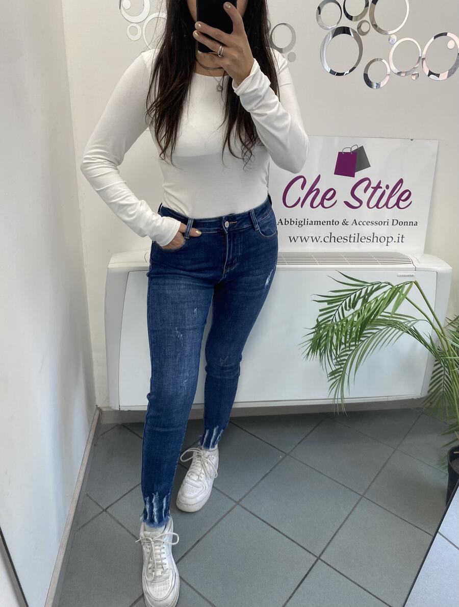 NOVITÀ Jeans skinny taglio vivo e strappetti