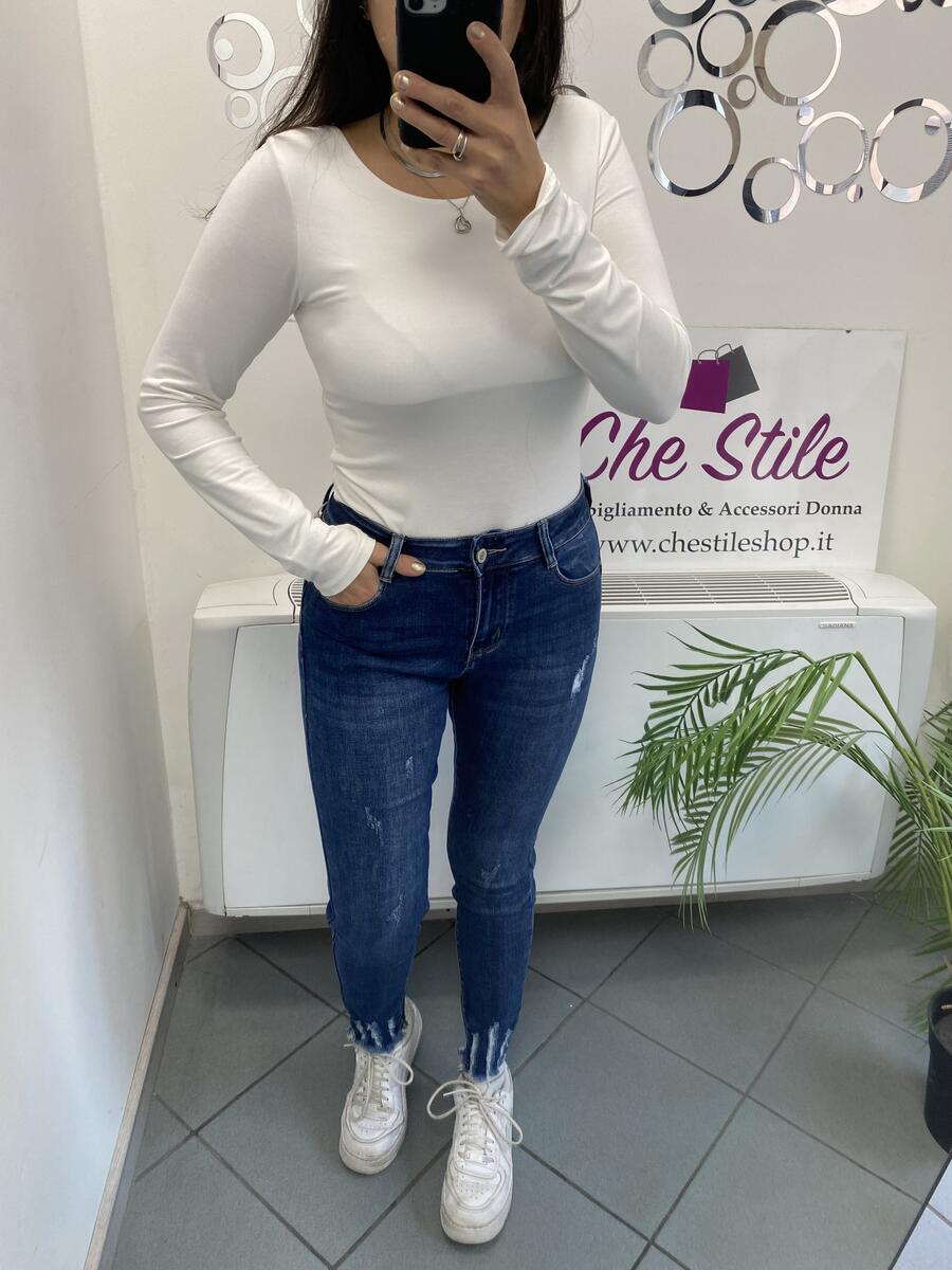 NOVITÀ Jeans skinny taglio vivo e strappetti