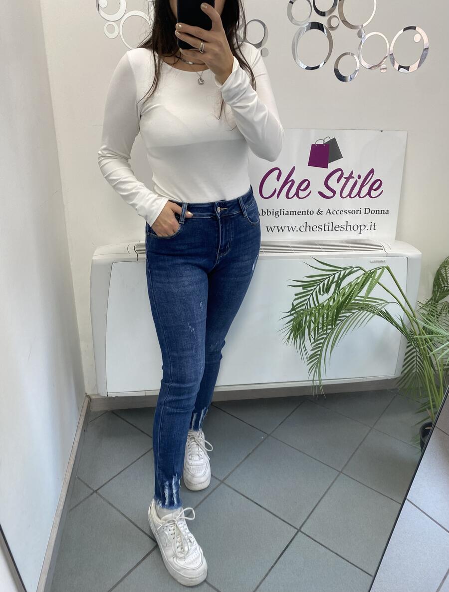 NOVITÀ Jeans skinny taglio vivo e strappetti
