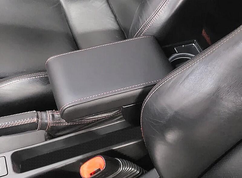 Adjustable armrest with storage for Fiat Coupé
