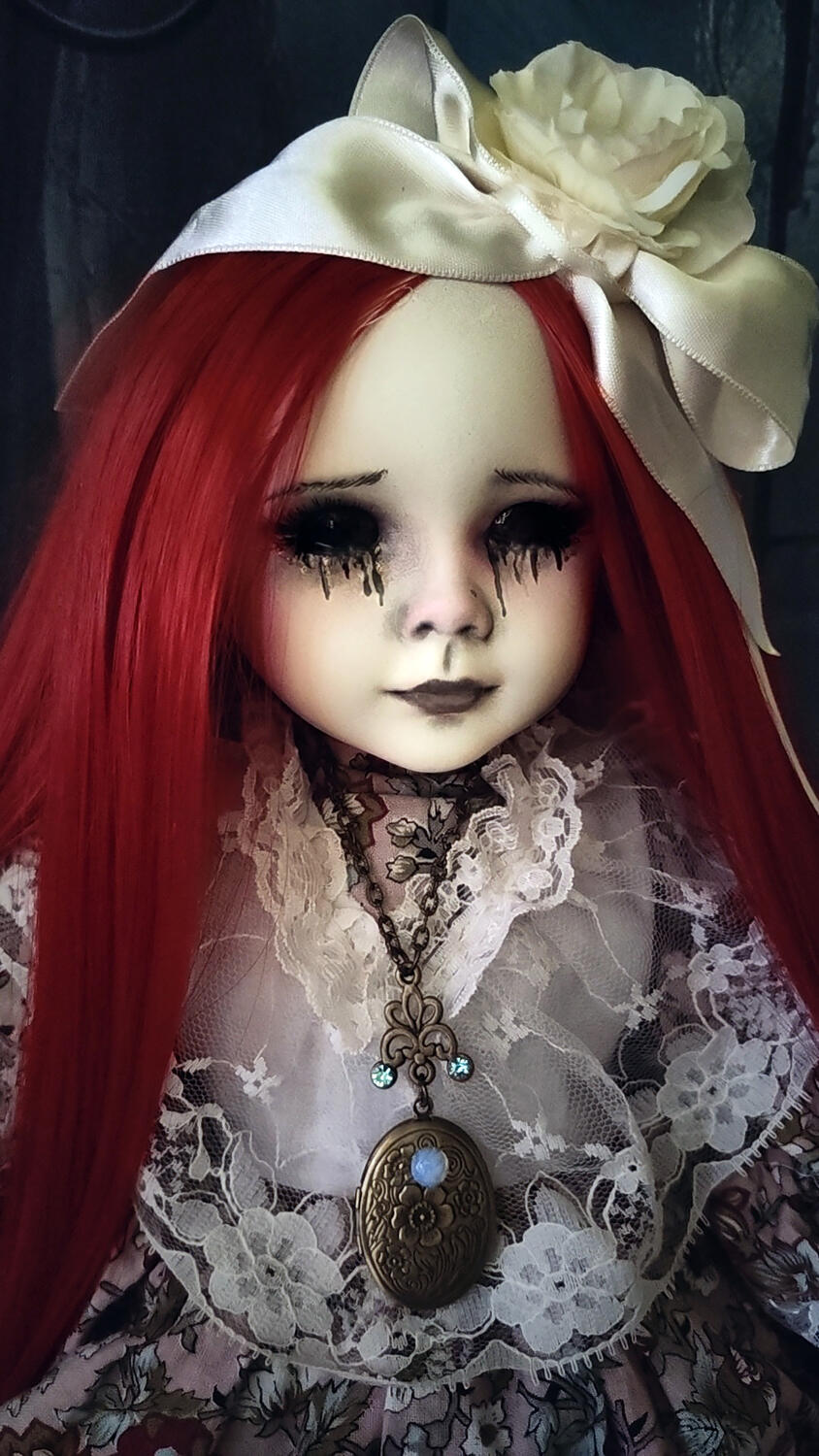 Rubina - Bambola in porcellana goth emozionale