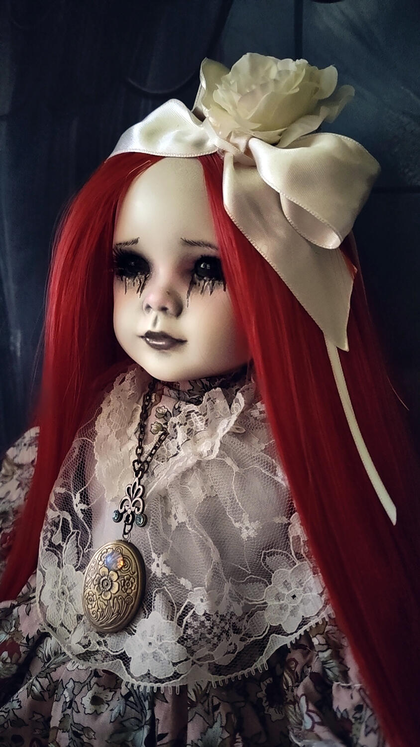 Rubina - Bambola in porcellana goth emozionale