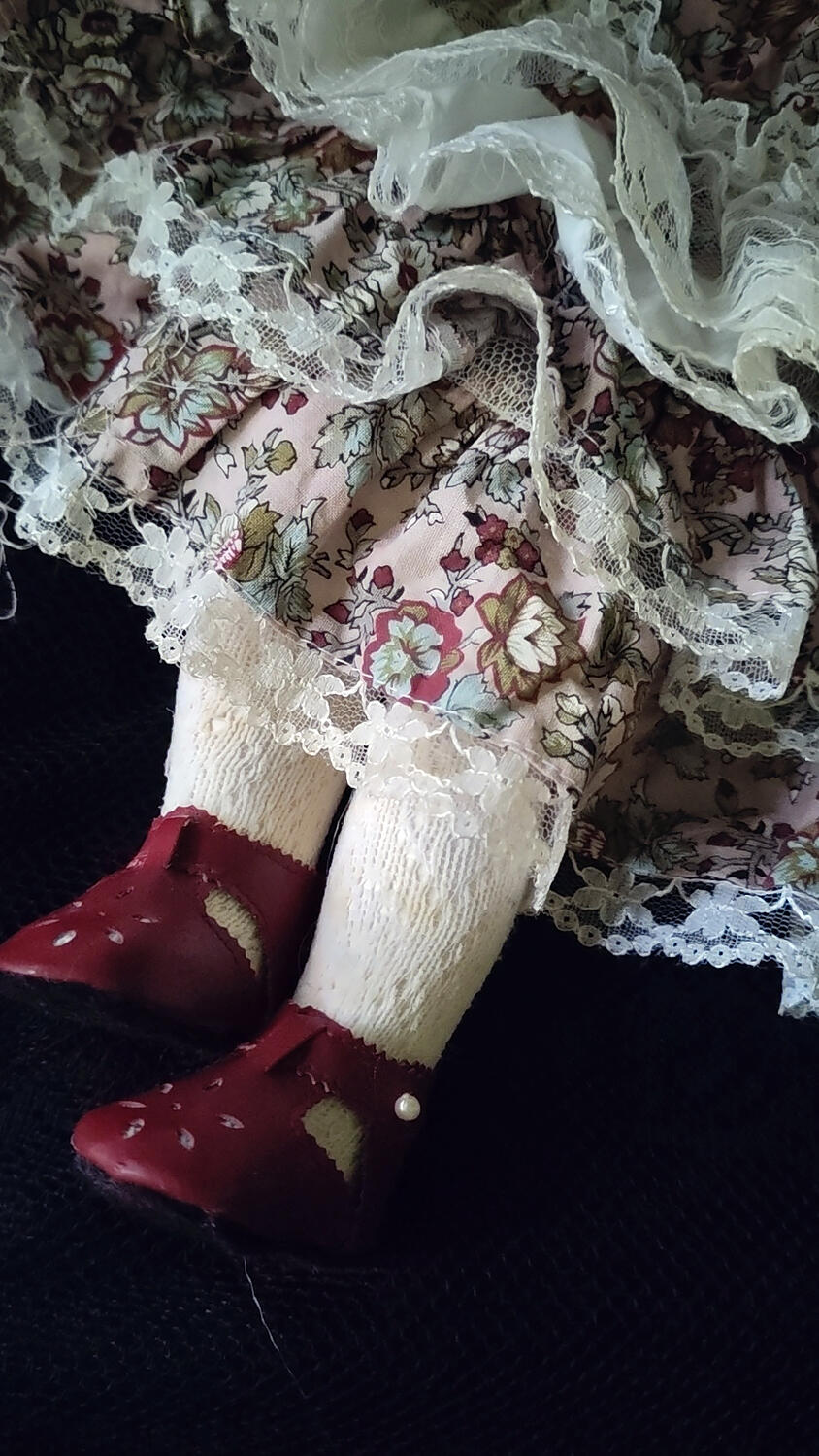 Rubina - Bambola in porcellana goth emozionale