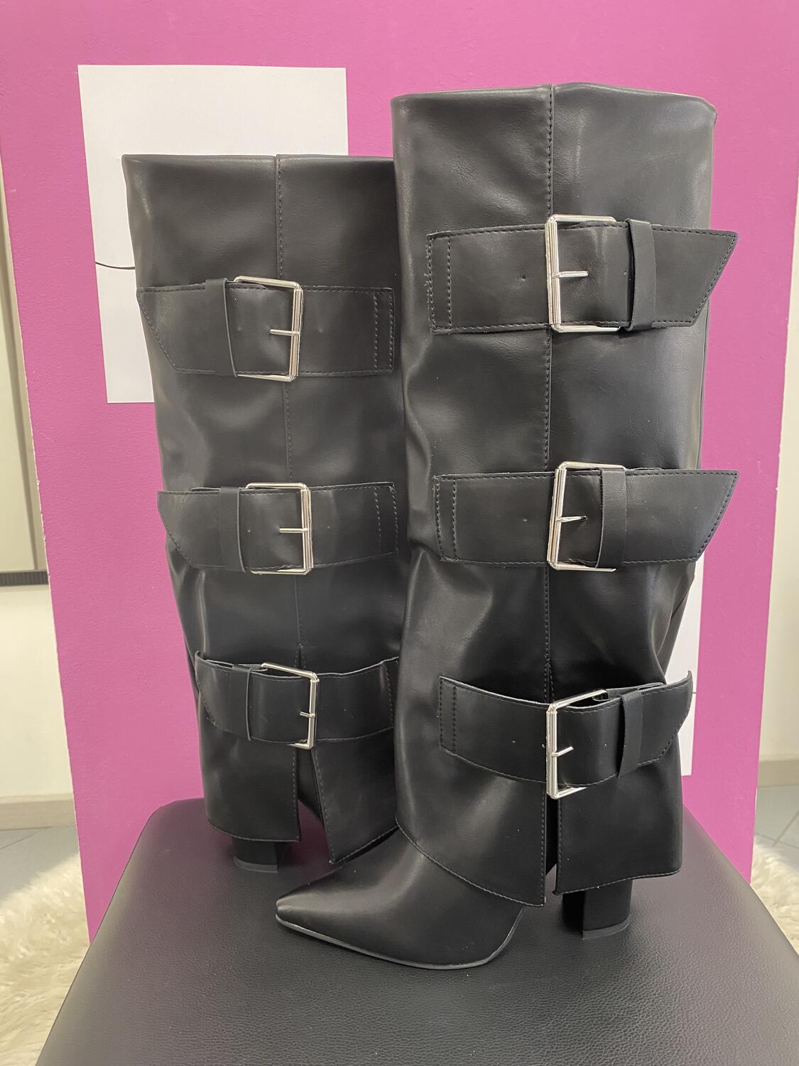 NOVITÀ Stivale in eco pelle con fibbie