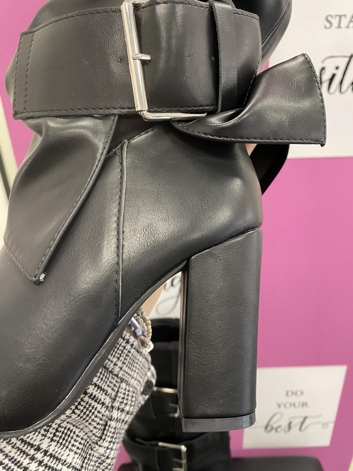 NOVITÀ Stivale in eco pelle con fibbie