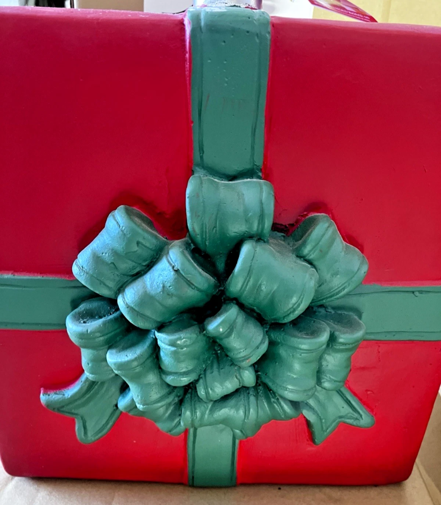 Base Albero a Forma di Pacco Regalo di Natale 26x24x32cm con Supporto Universale