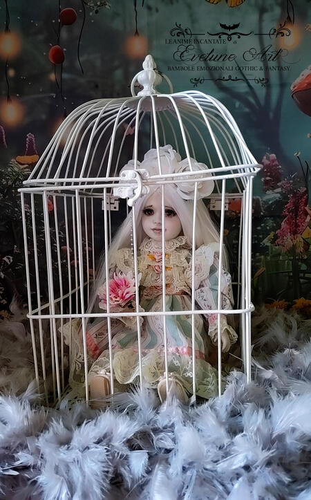 Eloane - Bambola in porcellana nella gabbia lei è una Colomba 