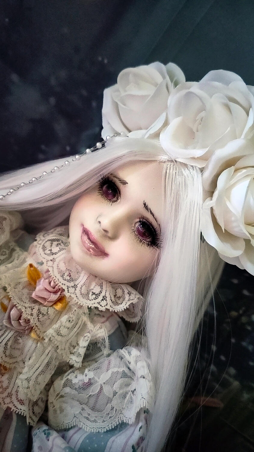 Eloane - Bambola in porcellana nella gabbia lei è una Colomba