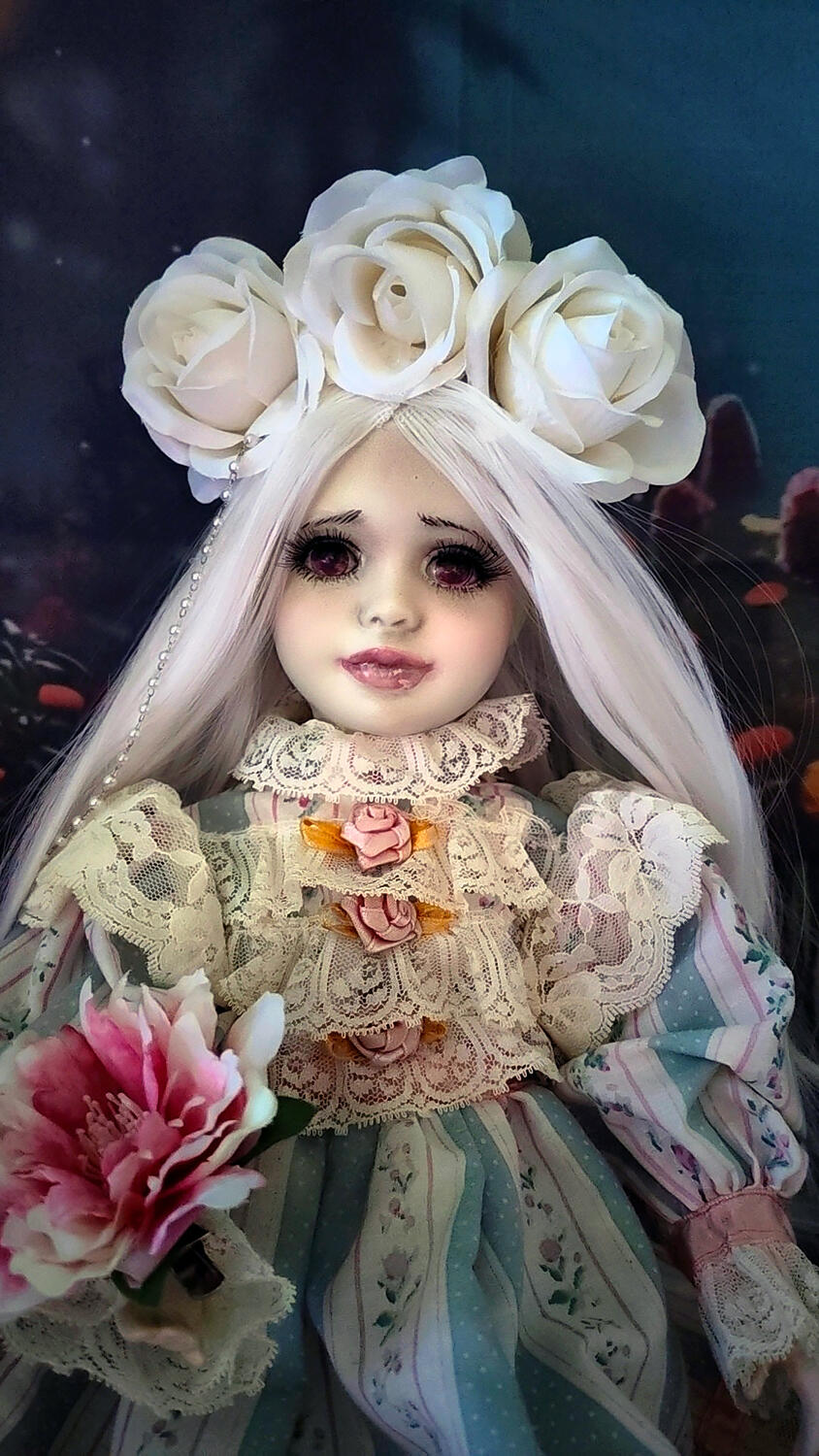 Eloane - Bambola in porcellana nella gabbia lei è una Colomba