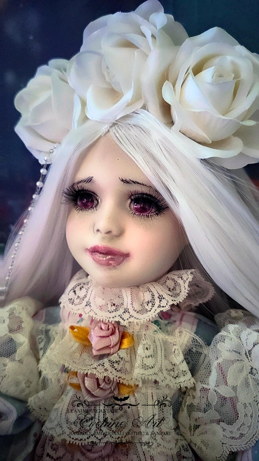 Eloane - Bambola in porcellana nella gabbia lei è una Colomba