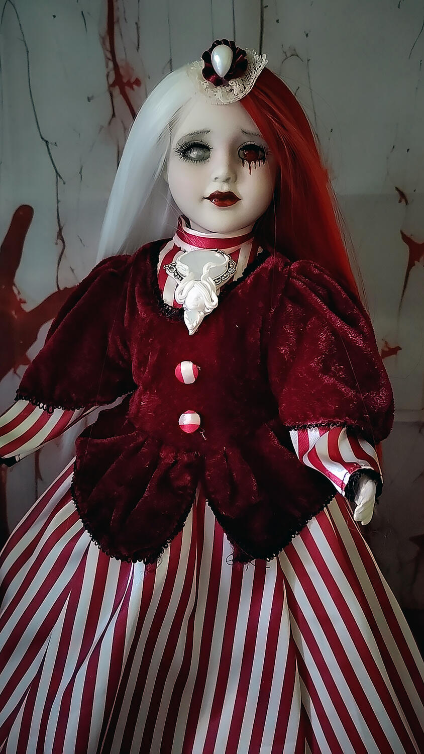 Loira - Bambola in porcellana fatta a mano