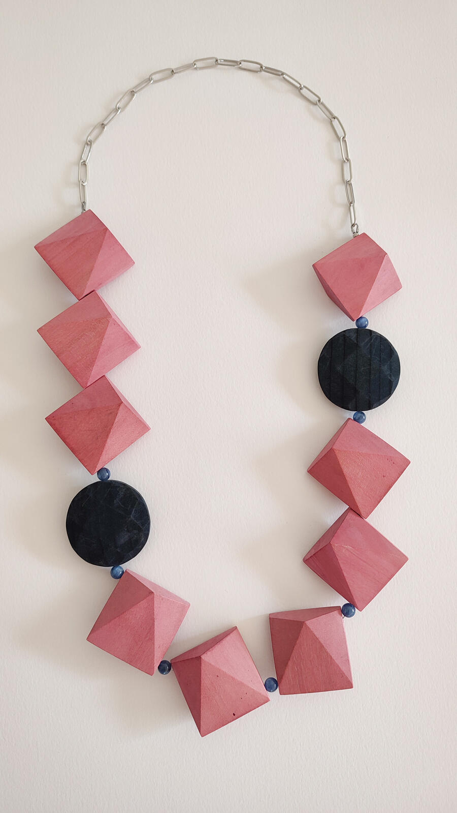 Collana Legno rosa e Cianite 