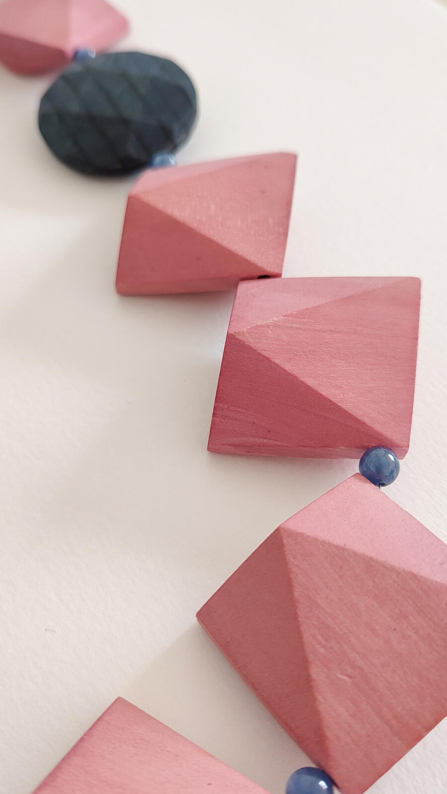 Collana Legno rosa e Cianite 